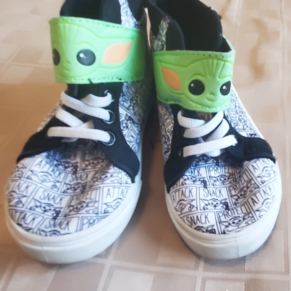 Baby Yoda kids shoes - Picture 2 of 6